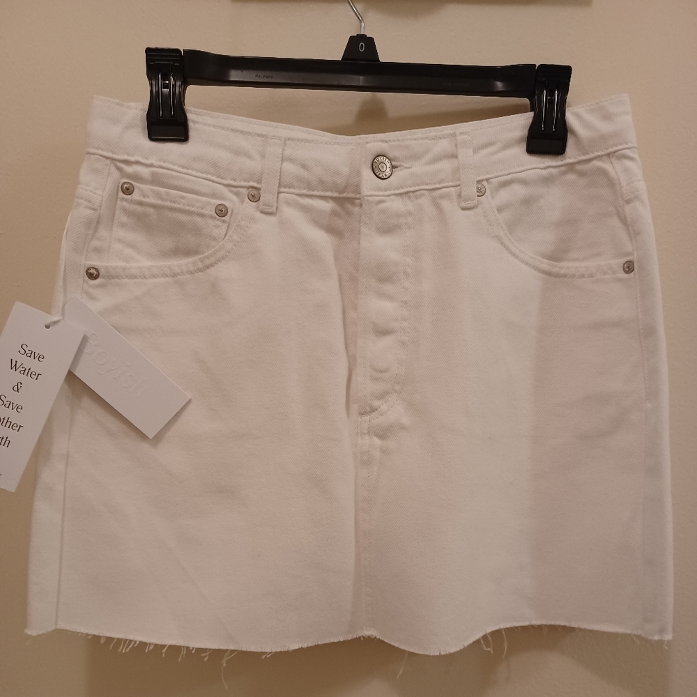 Boyish high-rise skirt